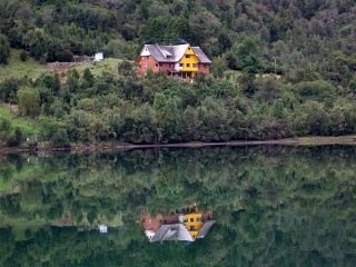 Puyuhuapi - Het Fjord Met Weerspiegeling Huis